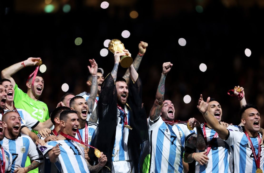 Lionel Messi de Argentina levanta el trofeo de la Copa Mundial de la FIFA Qatar 2022 junto a sus compañeros de equipo durante el partido final entre Argentina y Francia en el Estadio Lusail el 18 de diciembre de 2022 en la ciudad de Lusail, Katar.