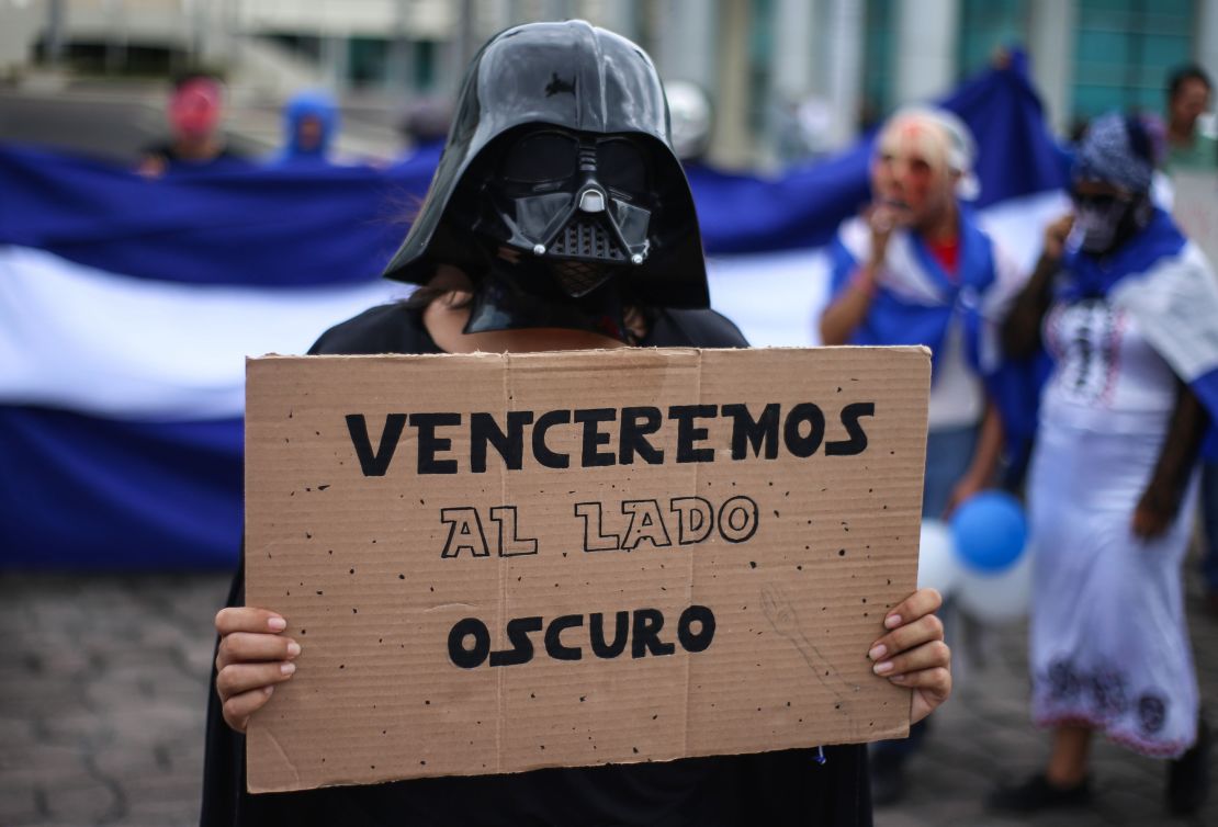 Una manifestante vestida como Darth Vader en la "marcha de la burla" en Nicaragua INTI OCON/AFP via Getty Images)