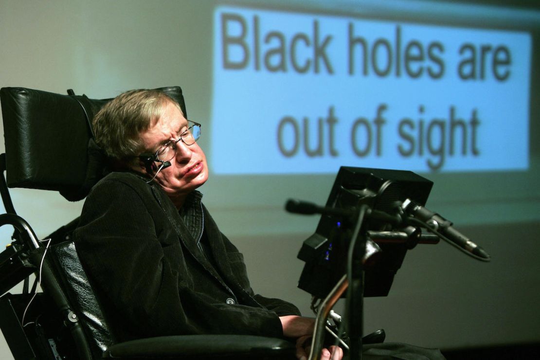 En 1963, Hawking fue diagnosticado con esclerosis lateral amiotrófica. Tres años después completó sus trabajo doctoral en teoría física. Su tesis fue sobre los hoyos negros.