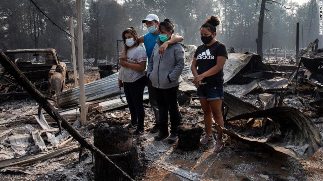 Muchas familias en Phoenix, Oregon, regresaron a observar el daño de los incendios en sus casas completamente destrozadas.