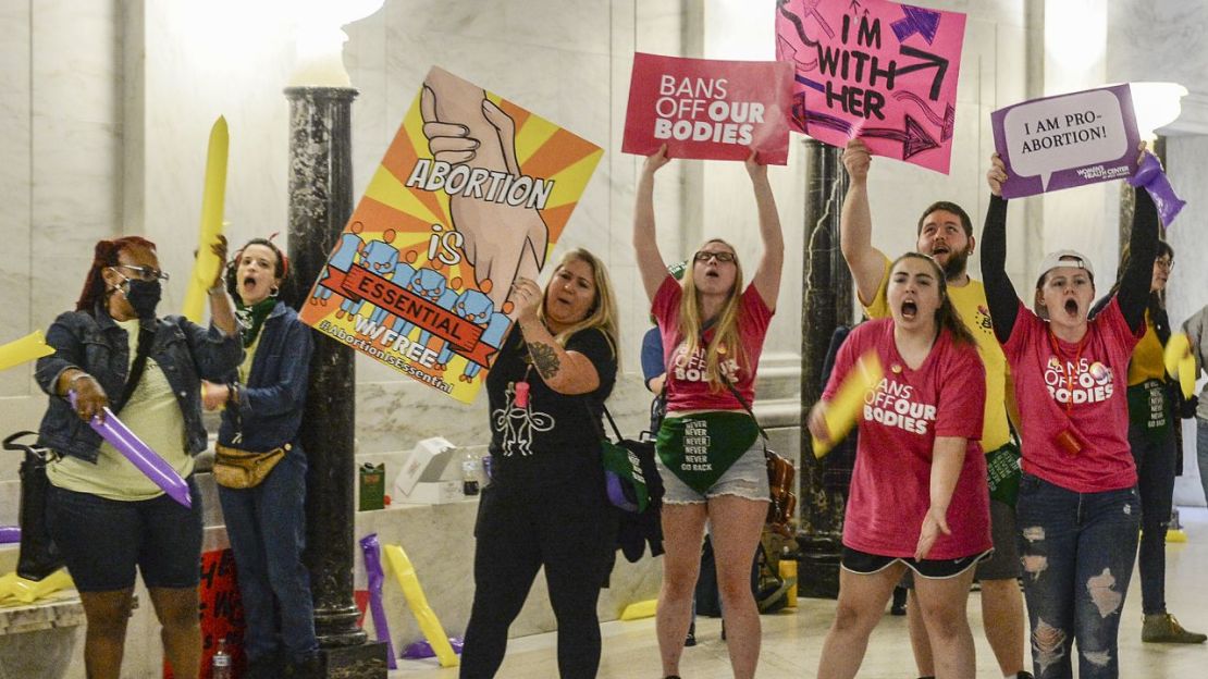 Los partidarios del derecho al aborto se manifiestan frente a la cámara del Senado en el Capitolio del estado de Virginia Occidental el martes 13 de septiembre de 2022, en Charleston, Virginia Occidental. Crédito: Chris Dorst/Charleston Gazette-Mail/AP