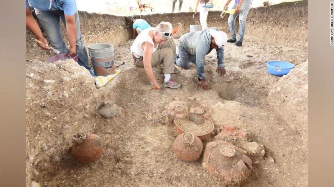 Además de mapear Aguada Fénix, el equipo también realizó excavaciones y descubrió recipientes de cerámica y otros objetos.