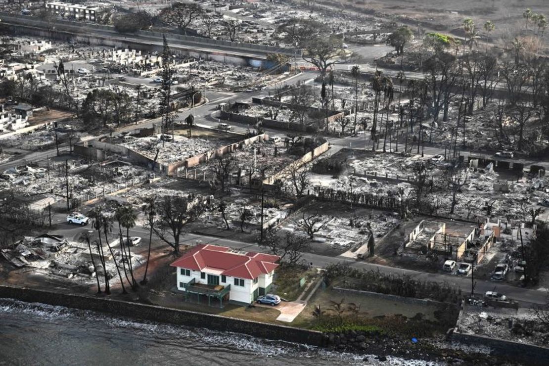 Una imagen aérea muestra casas y edificios destruidos tras los incendios forestales en Lahaina, Hawái, el 10 de agosto de 2023. Los incendios se convirtieron en un foco de conspiraciones y desinformación en línea. Patrick T. Fallon/AFP/Getty Images