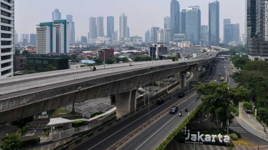 Calles usualmente con tráfico en el centro de Yakarta el 15 de julio, mientras la infecciosa variante delta avanza por Indonesia.