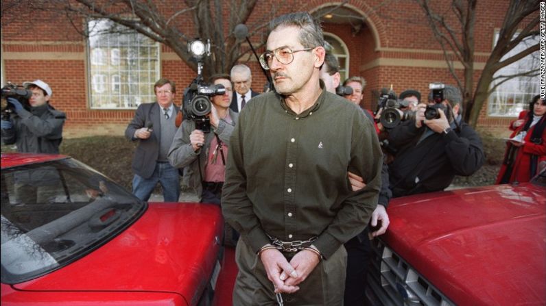 otro caso famoso es el de Aldrich Ames, un agente de la CIA condenado a cadena perpetua después de que se descubriera que había estado espiando para la Unión Soviética desde 1985, recibiendo 1,5 millones de dólares.