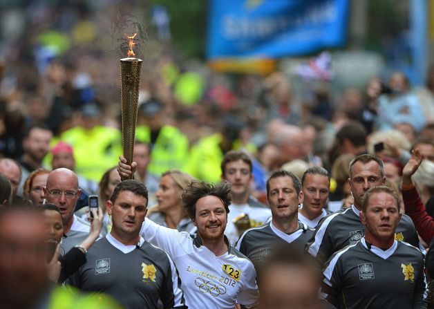 El actor James Mcavoy cargó la antorcha olímpica en Londres en 2012.