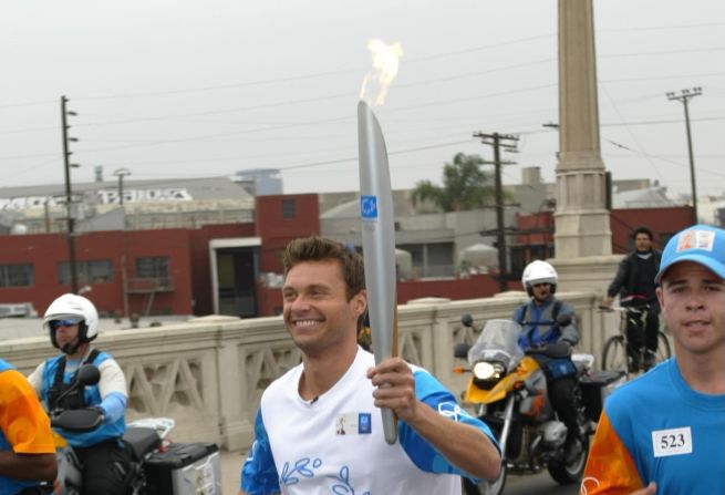 El presentador Ryan Seacrest lo hizo para las olimpiadas de 2004.