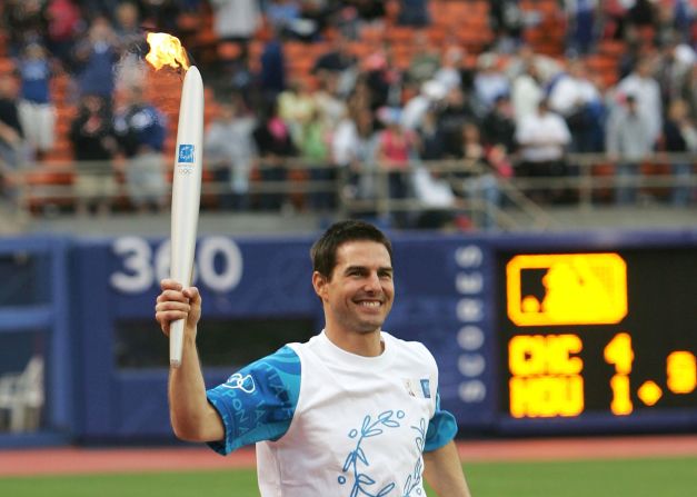 Tom Cruise cargó la antorcha olímpica de Atenas 2004 en Los Ángeles.