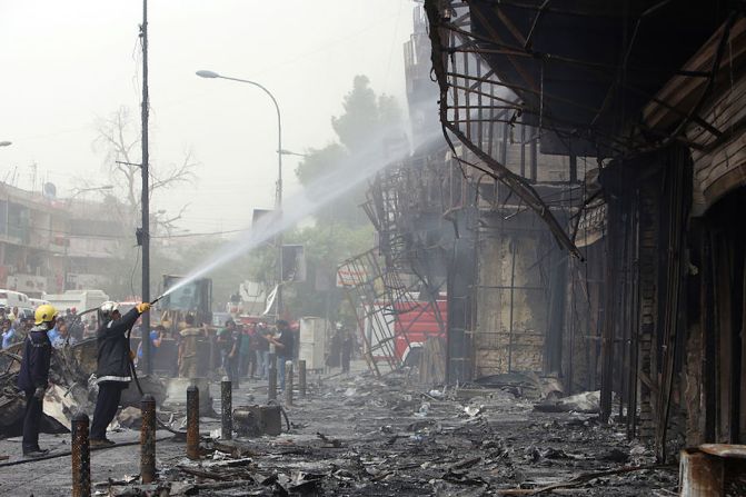 Los bomberos trabajaron toda la noche para extinguir el fuego causado por la explosión de un camión bomba en un distrito comercial lleno de gente en Bagdad.