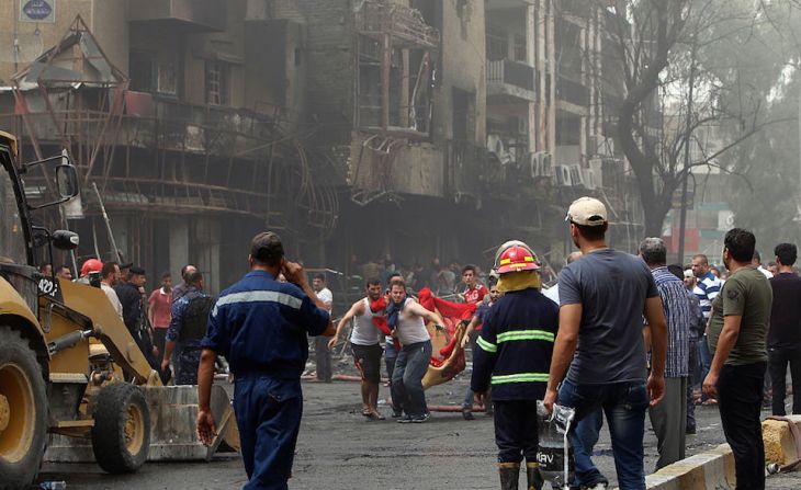 Varios voluntarios evacuan uno de los cadáveres de la masacre en el barrio Karrada de Bagdad, un sector habitado predominantemente por chiítas.