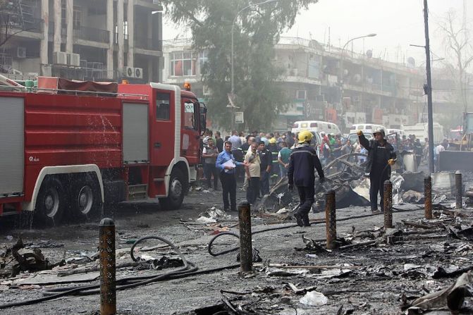 Bomberos coordinan las labores de emergencia en el barrio Karrada, de Bagdad, donde fue detonado un camión con explosivos.