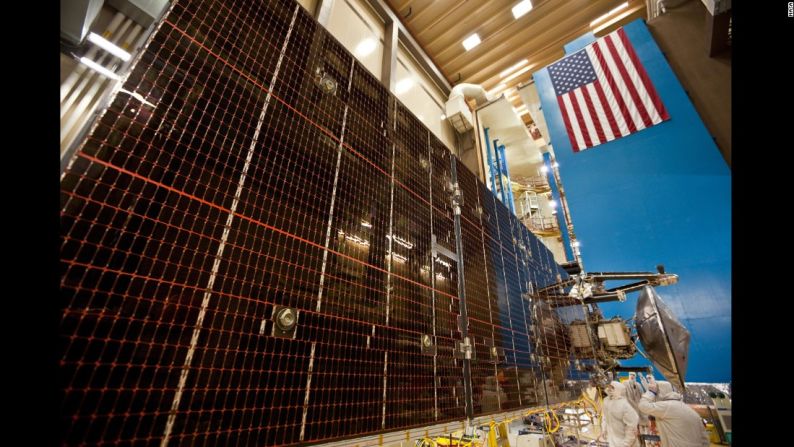 En esta foto tomada el 2 de febrero de 2011, los técnicos ponen a prueba los tres paneles solares masivos que potencian la nave espacial Juno. Cada panel es desplegado en las instalaciones del Lockheed Martin Space Systems.