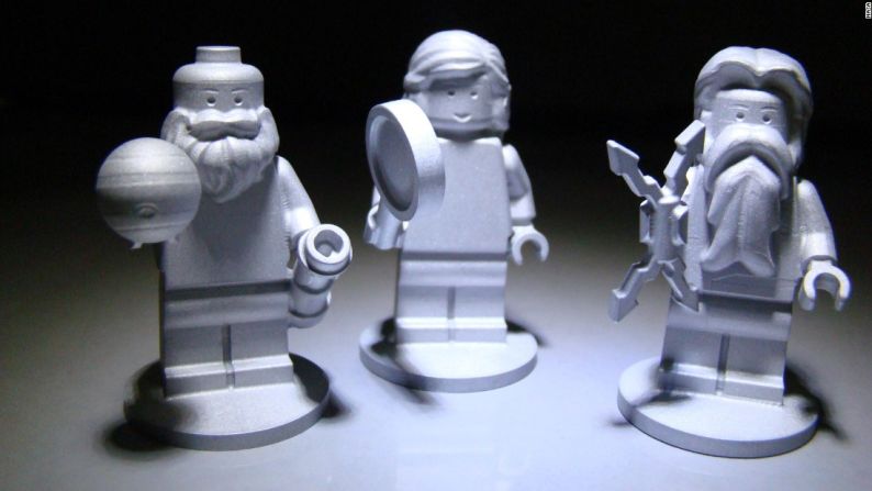 Tres figuras de Lego viajan dentro de la nave espacial Juno. Estas representan al dios romano Júpiter; su esposa, Juno y a Galileo Galieli, el científico que descubrió las cuatro lunas más grandes de Júpiter el 7 de enero de 1610.