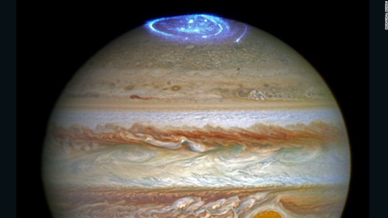 El telescopio Hubble de la NASA capturó imágenes de las auroras de Júpiter en los polos de gas del gigante. Las observaciones fueron apoyadas por medidas tomadas por la sonda espacial Juno, dedicada al estudio de Júpiter.