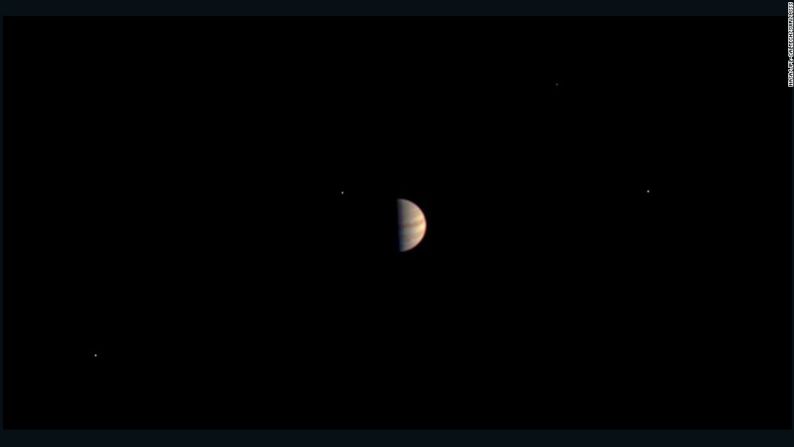 Esta fue la vista final de Júpiter tomada por Juno, la nave espacial de la NASA, antes de que se apagaran todos los instrumentos a bordo para prepararla para ponerse en órbita. La imagen fue tomada el 29 de junio de 2016 cuando la nave espacial estaba a 5,3 millones de kilómetros de Júpiter.