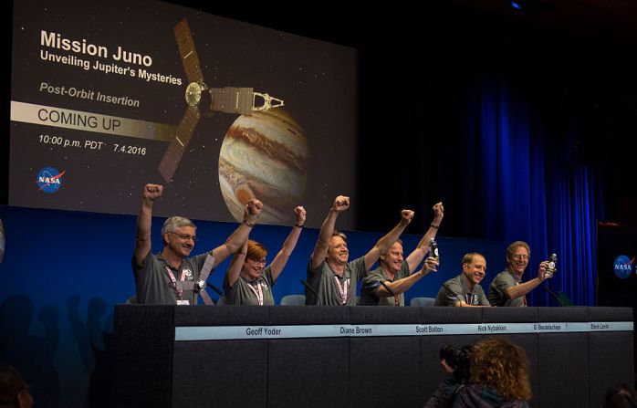 Miembros de la misión Juno de la NASA celebran la confirmación de la señal de la sonda espacial Juno al entrar exitosamente a la órbita de Júpiter este 4 de julio de 2016.