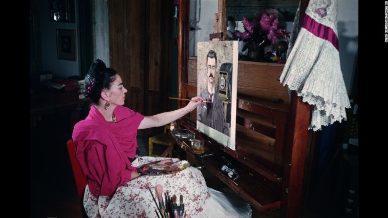 Varias obras de Kahlo están en la lista, como lo es su obra "Raíces" (1943) que en 2006 alcanzó los US$ 5,6 millones.