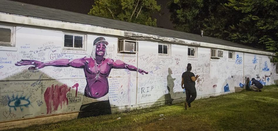 Varias personas escribieron mensajes personales en una pared cerca del lugar donde murió este ciudadano en Baton Rouge, Louisiana. Los oficiales involucrados en el tiroteo, Blane Salamoni y Howie Lake II, fueron suspendidos.