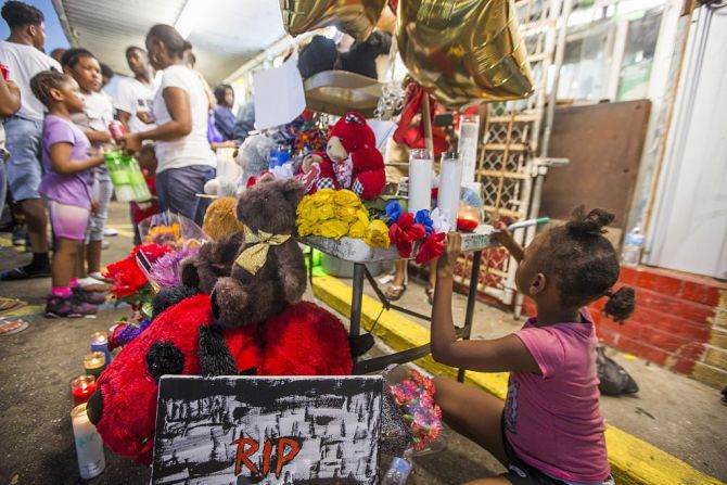 Varios manifestantes llegaron a rendir homenaje a Alton Sterling frente a la tienda en la que el hombre murió por disparos de la policía.