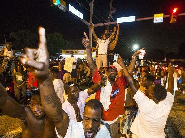 Las protestas ocurrieron frente al S Food Mart de Baton Rouge donde Alton Sterlin murió. Uno de los videos que muestran el suceso causó rápidamente protestas en el lugar y llamó la atención de la nación.