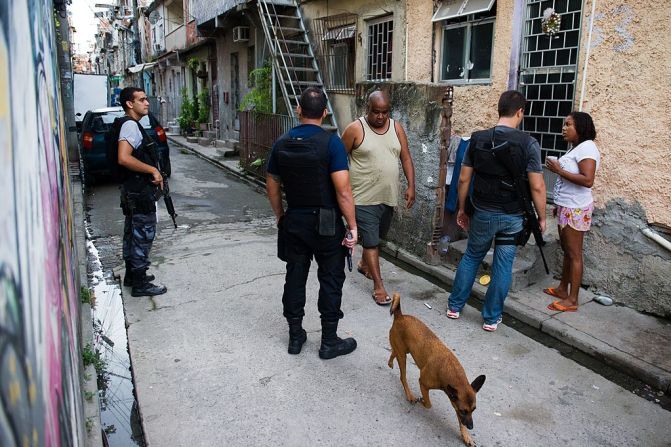 Inseguridad en Río de Janeiro — Agentes de policía del estado de Río de Janeiro descargaron su ira con un cartel en el que se podía leer: "Bienvenidos al infierno" a las afueras del aeropuerto local. "A la policía y a los bomberos no se les paga, quien venga a Río de Janeiro no estará seguro", decía la pancarta. A menos de un mes del inicio de los Juegos Olímpicos, la violencia es la protagonista, poniendo en riesgo tanto a visitantes como a residentes.