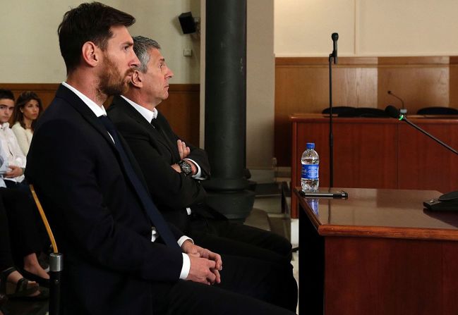 Condenan a Messi a prisión — La Audiencia de Barcelona condenó al futbolista argentino Lionel Messi y a su padre, Jorge Messi, a 21 meses de cárcel por fraude fiscal y además les impuso multas que suman más de dos millones de euros. Messi no irá a prisión pues según las leyes, cuando la sentencia es menor a 24 meses y el acusado no tiene antecedentes penales, la condena no se cumple en la cárcel.