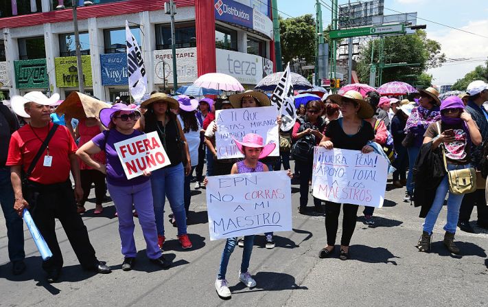 Maestros protestas en México — Los maestros mexicanos continúan las protestas contra la reforma educativa en ese país. Los docentes exigen mejores condiciones de trabajo, el respeto de los derechos laborales y transparencia con respecto al proceso de evaluación docente, el principal punto de la reforma educativa promulgada por el gobierno de Enrique Peña Nieto en 2013. Las protestas han bloqueado carreteras en Oaxaca y Chiapas.