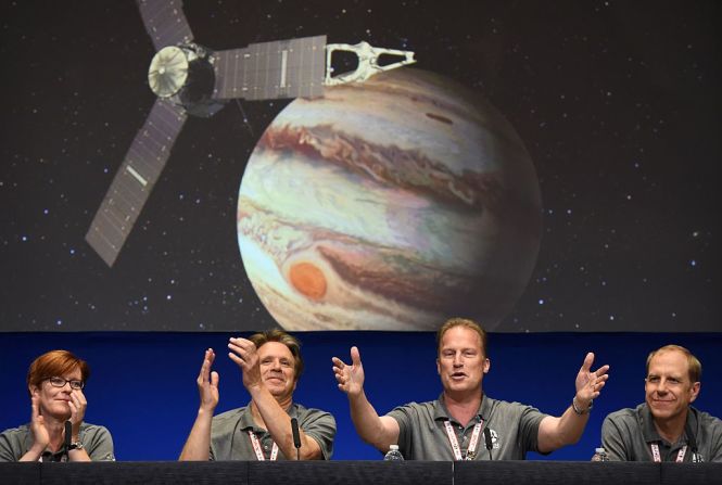 Juno llega a Júpiter — Luego de 5 años de viaje, la sonda espacial Juno entró este lunes en la órbita de Júpiter. Juno dará 37 vueltas a Júpiter a lo largo de 20 meses para ayudar a comprender cómo se formó y evolucionó ese planeta. Adriana Ocampo, una científica latina, está detrás de esta misión espacial.