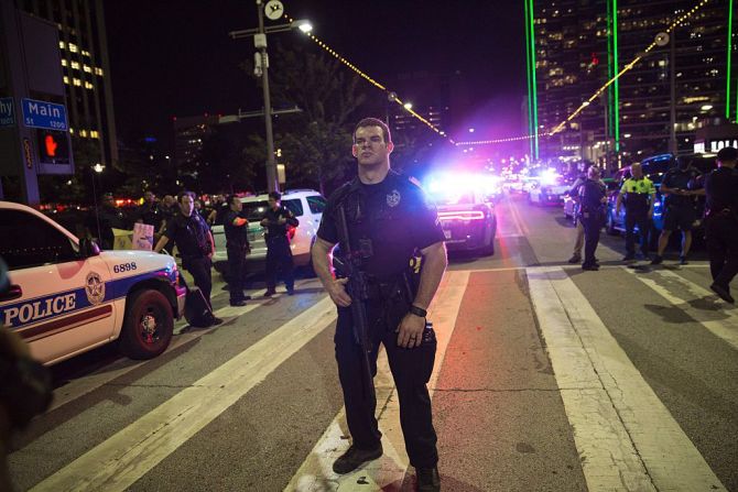 Tiroteos en Dallas — Cinco policías murieron y siete quedaron heridos al recibir disparos de dos francotiradores en el centro de Dallas en la noche del jueves mientras se desarrollaba una manifestación pacífica contra presuntos abusos policiales en Louisiana y Minnesota. Este fue el ataque más mortífero para las fuerzas de seguridad desde los ataques terroristas de 2001, cuando murieron 72 funcionarios.