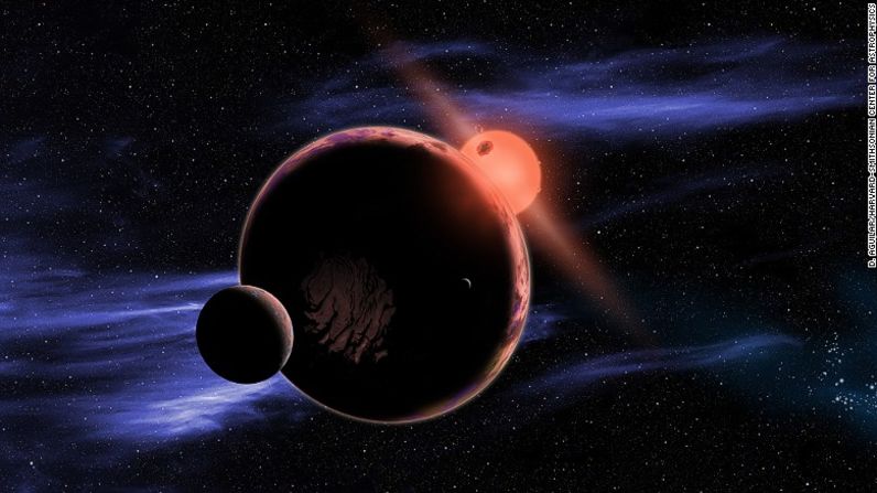 Esta representación gráfica muestra un planeta hipotético con dos lunas orbitando en una zona habitable una estrella roja enana. La mayoría de las estrellas más próximas al sol son enanas y rojas.