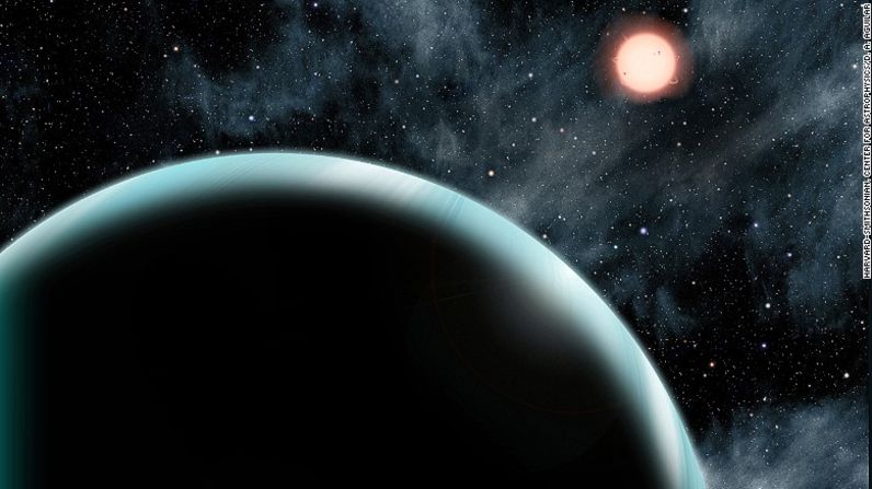 El Kepler-421b, un exoplaneta en tránsito con un tamaño parecido a Uranio. Un año en este planeta dura 704 días. Este planeta orbita la estrella K-Type, que es más fría y más débil que nuestro Sol y está localizado a unos 1.000 años luz de la Tierra en la constelación Lyra.