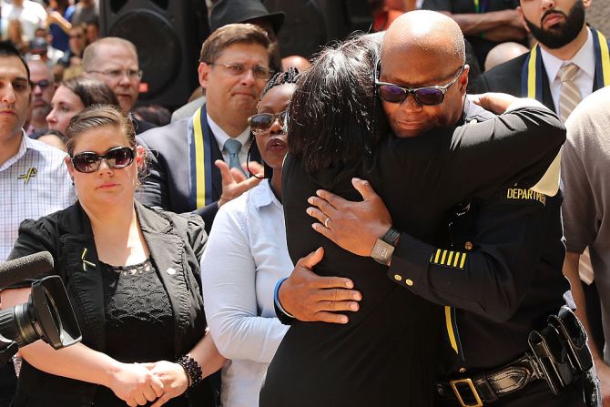 Una mujer saluda a David Brown, jefe de la Policía de Dallas, durante la vigilia en honor a los policías que murieron en el tiroteo.