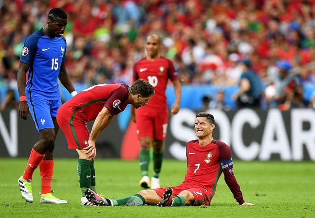 Ronaldo recibió un golpe en la rodilla y se tiró en el césped, preocupando a sus compañeros y a la afición lusa.