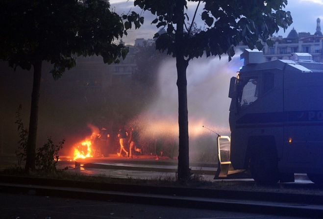 La policía tuvo que usar cañones de agua.