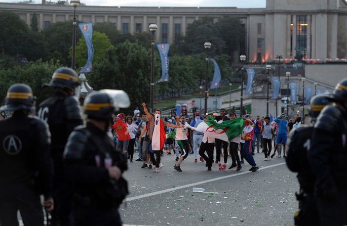 Los altercados se produjeron cuando la policía no dejó entrar a más aficionados a la restringida 'fan zone' de la Torre Eiffel (ALAIN JOCARD/AFP/Getty Images).