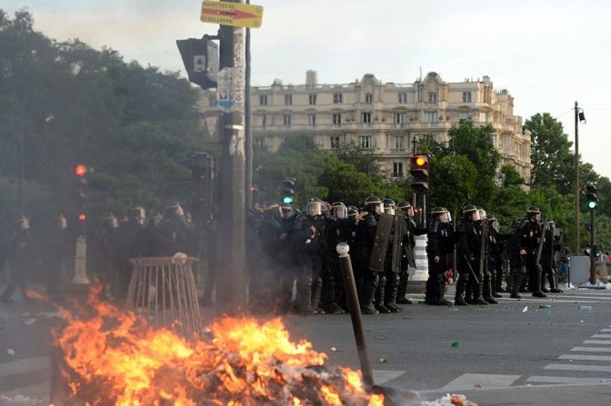 Aficionados y policías se enfrentaron en la 'fan zone' de París durante la final de la Eurocpa.