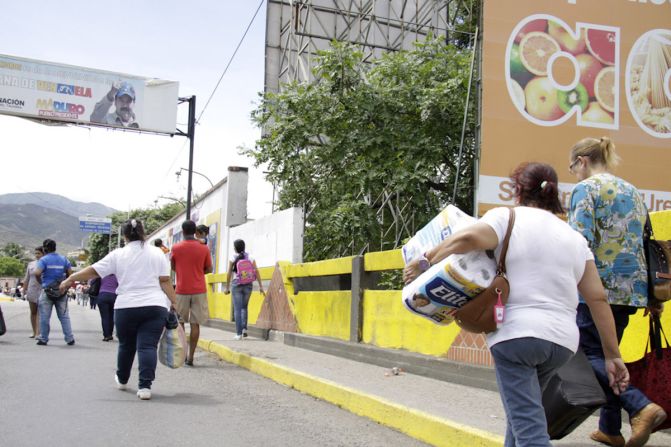 En el mes de junio el Secretario General la OEA, Luis Almagro, presentó un informe en el que aseguraba que Venezuela atraviesa una crisis multidimensional que “desde la precariedad de la situación económica y financiera, compromete su futuro social y político”.