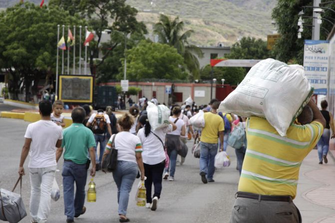 Con un paso de cinco minutos por el puente internacional, los venezolanos pudieron comprar con variedad y abundancia en Colombia.