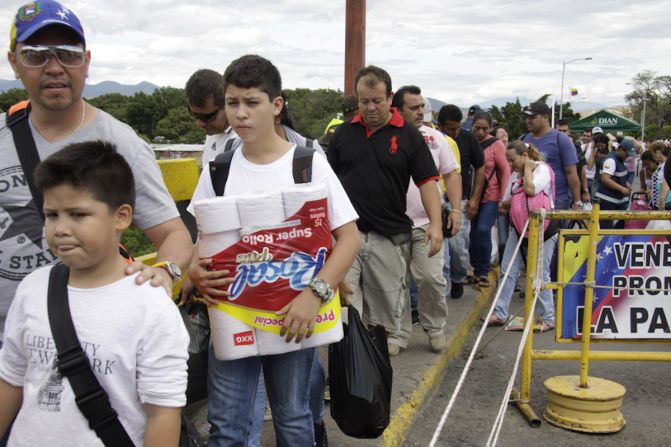 Colombia espera expandir el corredor humanitario para aliviar problemas por la escasez de alimentos y medicinas en el país vecino, según explicó la canciller colombiana, María Ángela Holguín. )