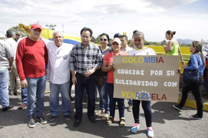 Un grupo de venezolanos le da las gracias a los colombianos por permitirles llegar al país y venderles productos de primera necesidad. “Colombia, gracias por su solidaridad con Venezuela”, dice el cartel de estas venezolanas.