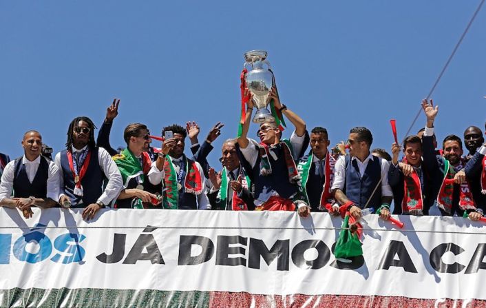 Los jugadores de la selección de Portugal festejaron este lunes junto a su afición el título de campeones de Europa.