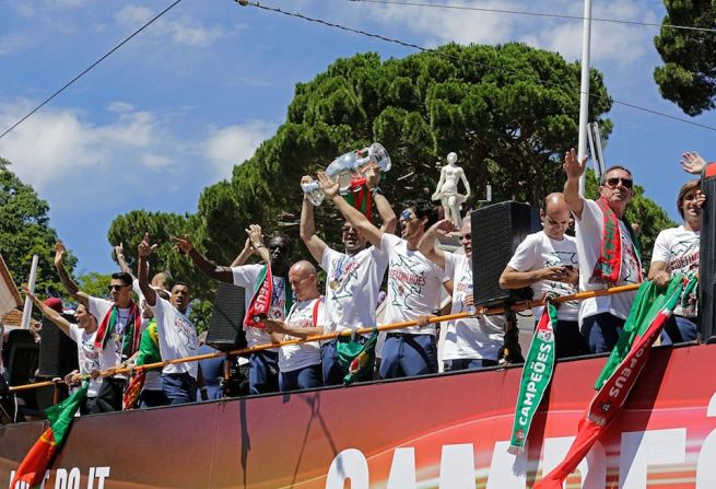 Los jugadores recorrieron las calles de Lisboa en un autobús para celebrar con su afición.