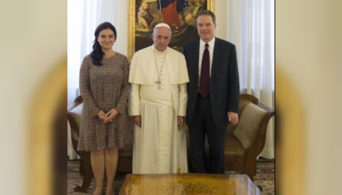 La periodista Paloma García Ovejero, el papa Francisco y el director de la oficina de comunicaciones, Greg Burke.