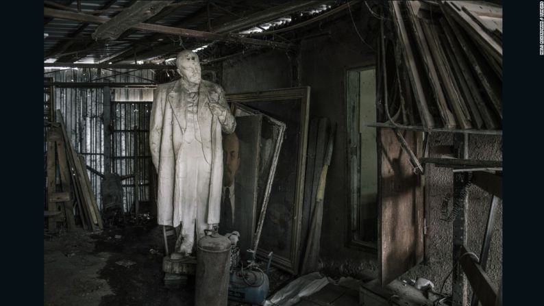 Desde hace un año, el fotógrafo suizo Niels Ackermann y el periodista Sebastien Gobert buscan las estatuas abandonadas o robadas de Vladimir Lenin.