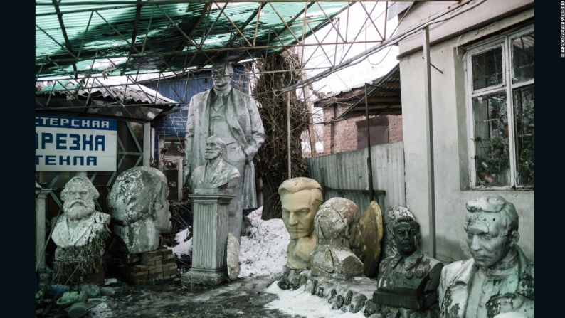 Las autoridades locales son dueñas de los monumentos, pero eso no ha sido impedimento para los emprendedores ucranianos para derribar las estatuas.