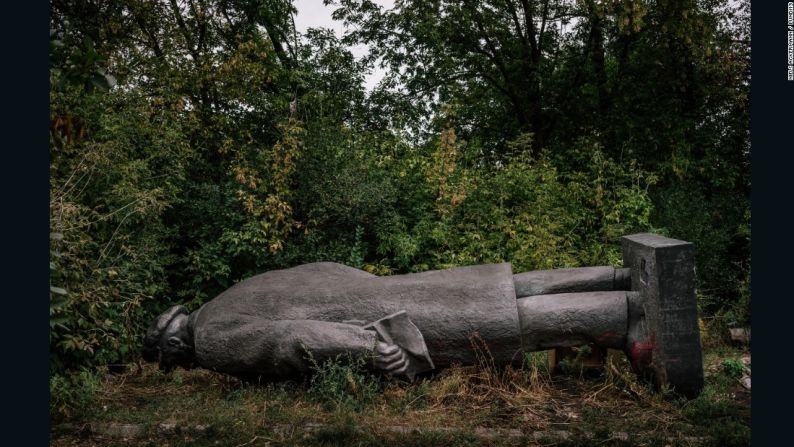 Una de las estatuas fue personalizada por su dueño, convirtió a Lenin en Sith Darth Vader.