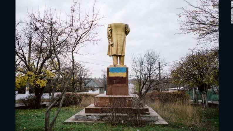 Ucrania poseía alrededor de 5.000 estatuas de Lenin, dicen Gobert y Ackermann. Aproximadamente la mitad de ellas desaparecieron con la independencia de este país en 1991.