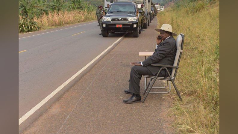 El presidente de Uganda, Yoweri Museveni, se detuvo a hacer una llamada en Kyeirumba Village.