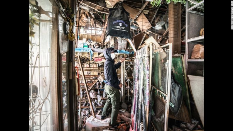 Loong logró entrar a algunas casas abandonadas. El fotógrafo aparece en la mayoría de sus imágenes. Él pone su cámara en un trípode y un temporizador para capturar las instantáneas.