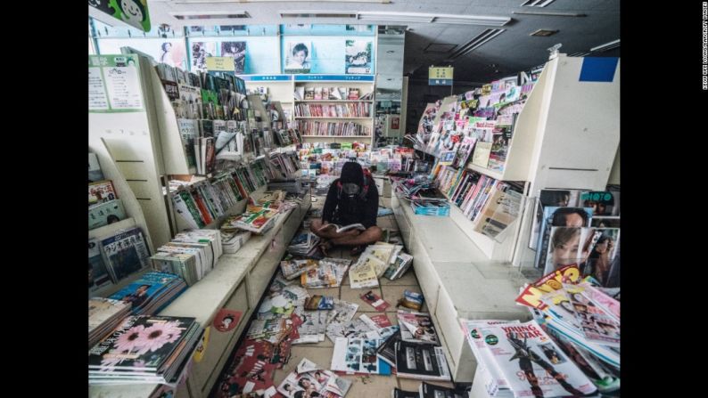 Loong revisa revistas y libros abandonados en una tienda.